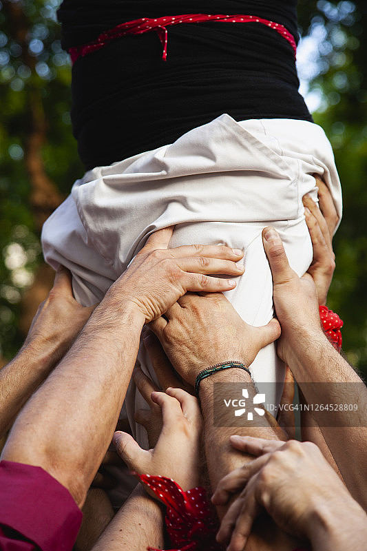 人们搭建人塔图片素材