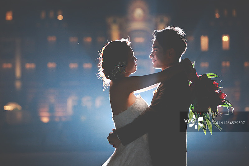 亚洲新婚夫妇接吻图片素材