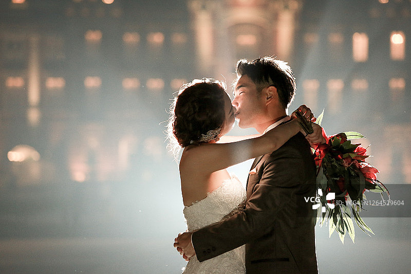 亚洲新婚夫妇接吻图片素材