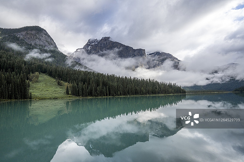 加拿大优鹤国家公园的翡翠湖图片素材