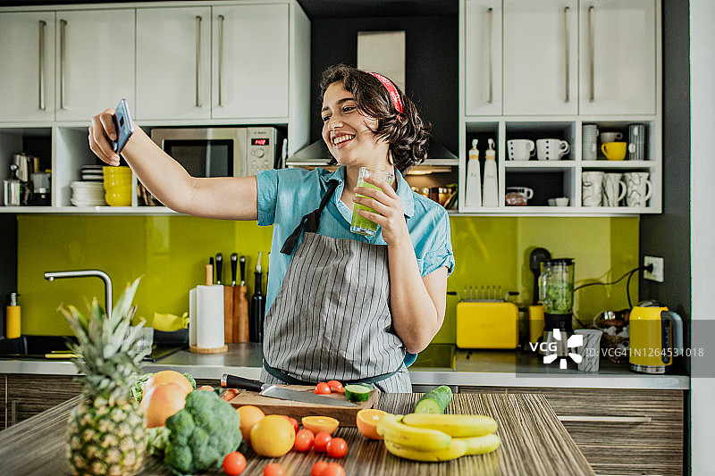 年轻女人手拿新鲜冰沙自拍图片素材