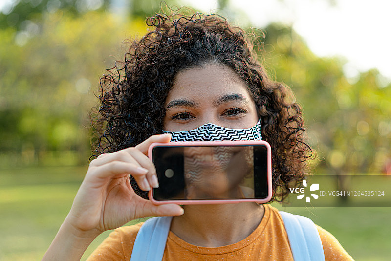 戴着口罩欢笑图片素材