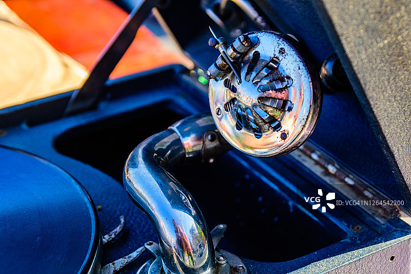 老式留声机唱针在黑胶唱片上的细节图片素材