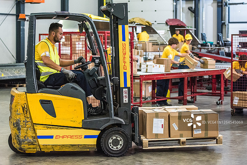 繁忙的邮局仓库图片素材