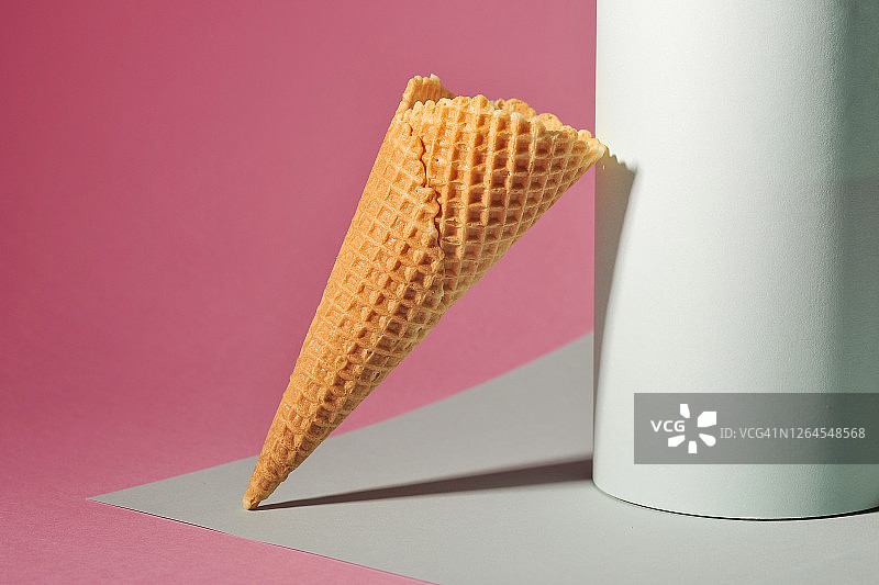 纯色背景上的冰淇淋华夫饼图片素材