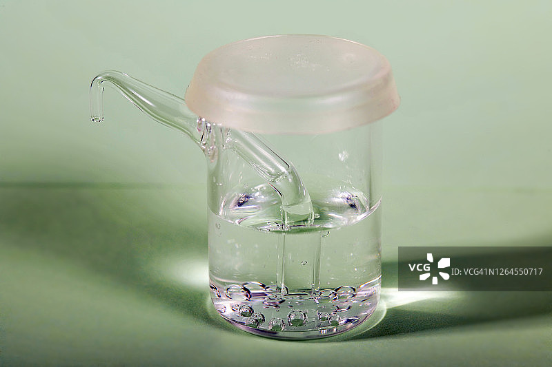 牙医用玻璃瓶装双氧水消毒图片素材