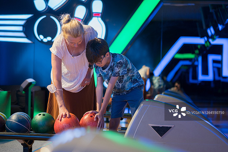 母子选择保龄球图片素材