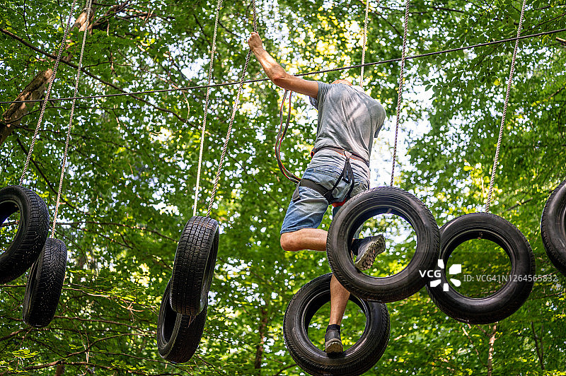 在冒险公园的轮胎上行走图片素材
