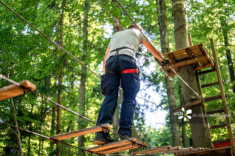 探险公园绳索行走图片素材