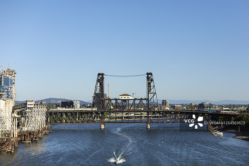 俄勒冈州波特兰市威拉米特河上的钢铁大桥广角镜头图片素材