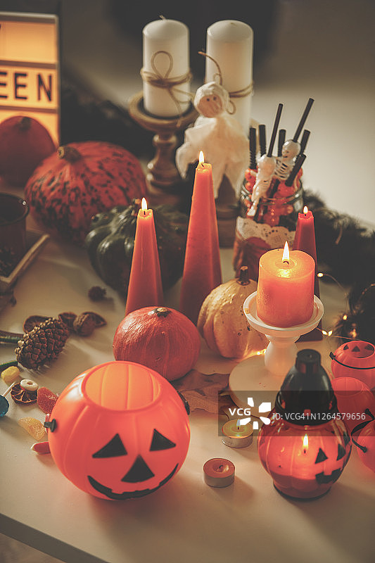 各种装饰性万圣节物品俯视照片图片素材