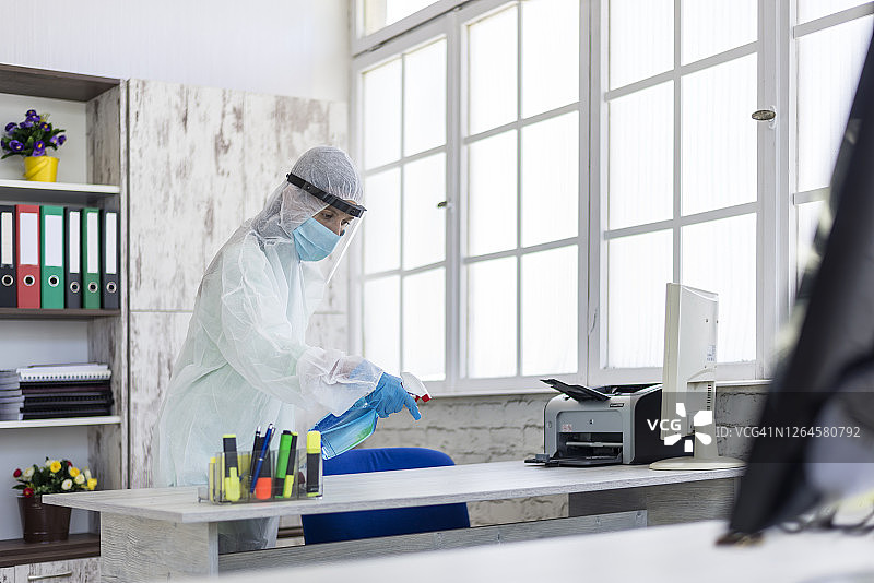 新冠疫情期间的办公室消毒图片素材