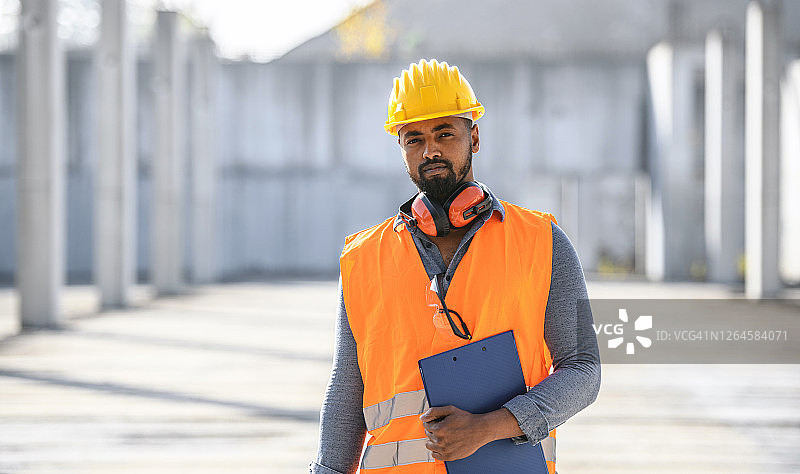 站在现场的施工领班肖像图片素材
