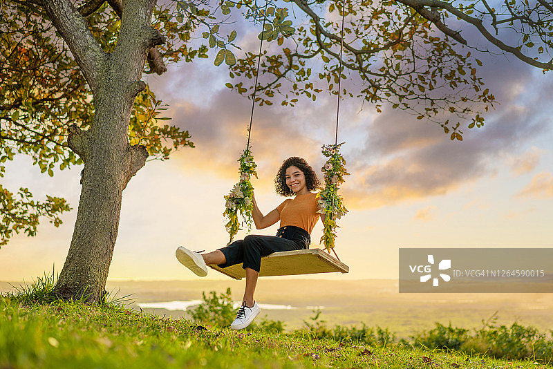 快乐少女日落荡秋千图片素材