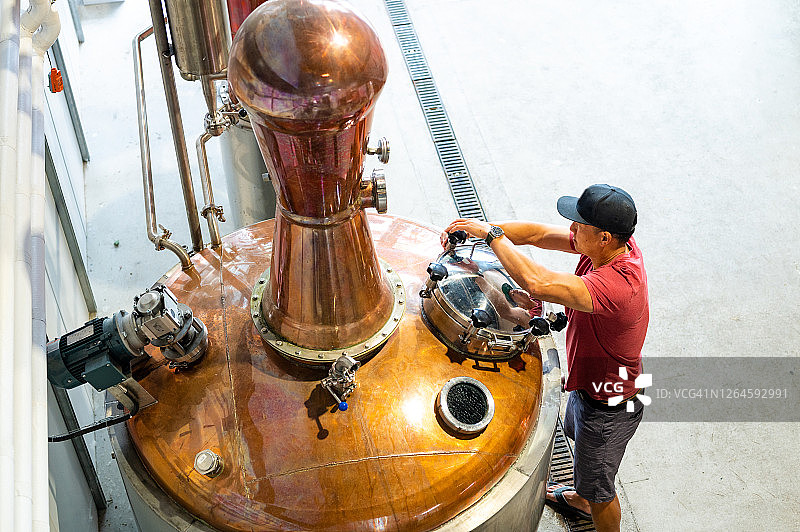 酿酒大师在手工酿酒厂工作图片素材