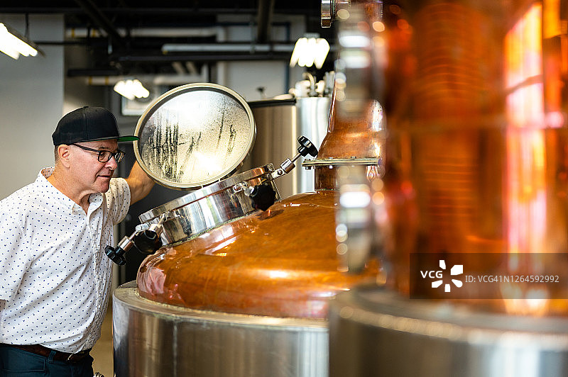 酿酒大师在手工酿酒厂工作图片素材