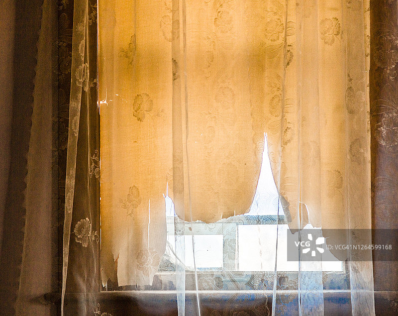 撕裂的百叶窗图片素材