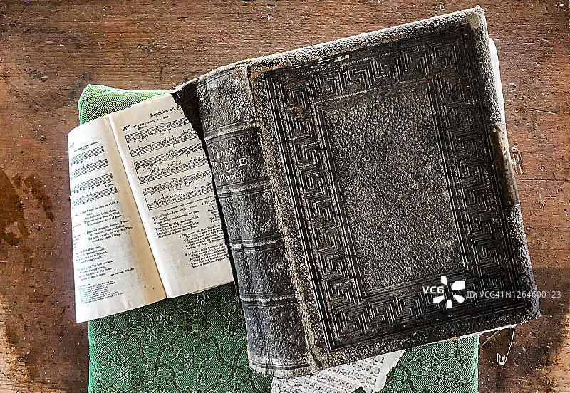 废弃教堂里的《圣经》图片素材