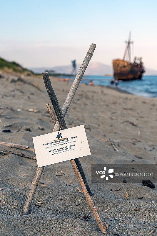 海滩上的红海龟或loggerhead海龟巢穴标志图片素材