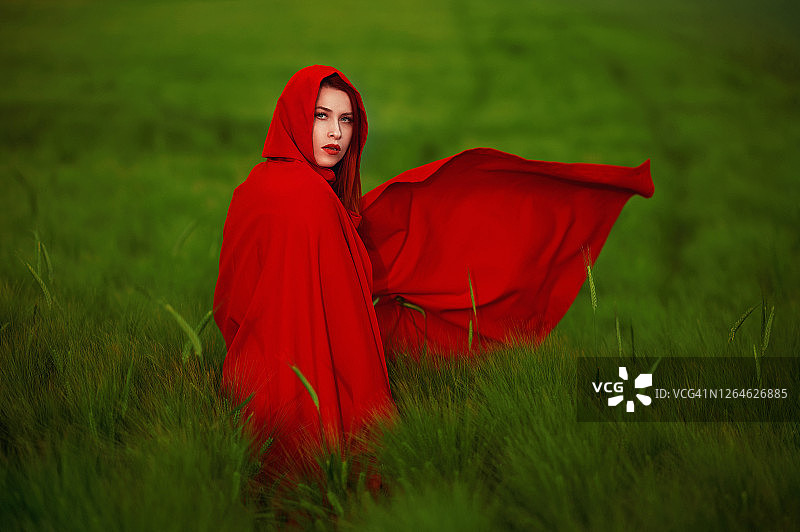 绿地上的小红帽图片素材