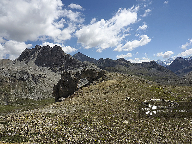 朱利耶山口附近的康阿尔夫山、天然拱门和石头曼陀罗景色图片素材