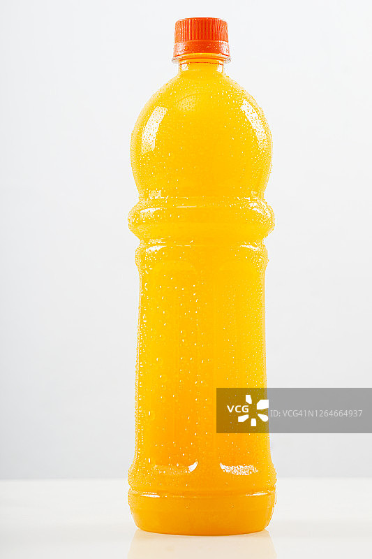 瓶装橙汁，带复制空间图片素材