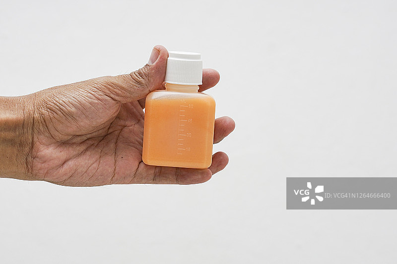 手持瓶装液体药品图片素材