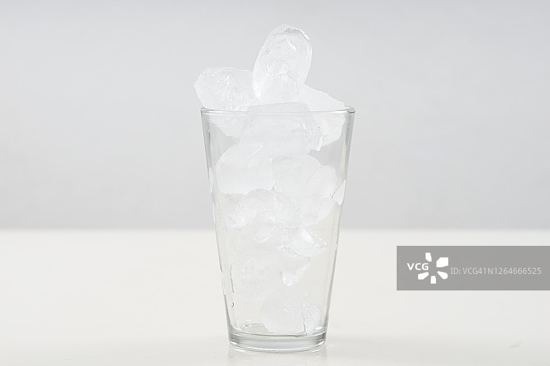 玻璃杯里的冰块图片素材