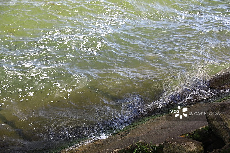 混凝土人工鱼礁旁的湖水图片素材