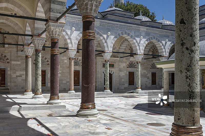 土耳其伊斯坦布尔法蒂赫区的巴耶济德二世清真寺图片素材