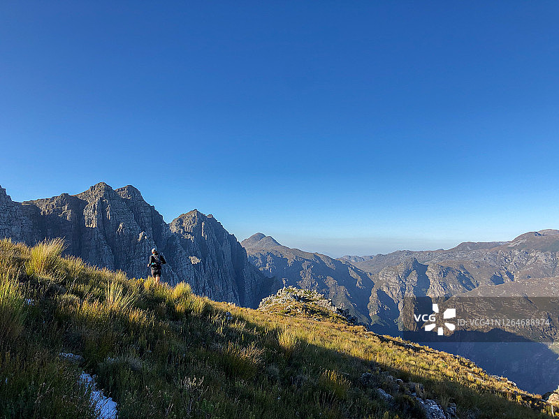 健康女运动员在山中跑步图片素材