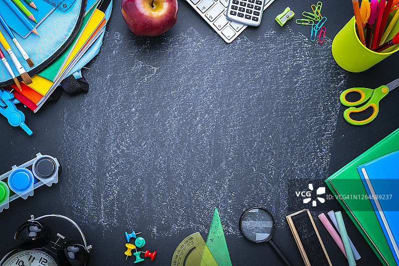 黑板背景上的学校或办公用品边框，复制空间图片素材