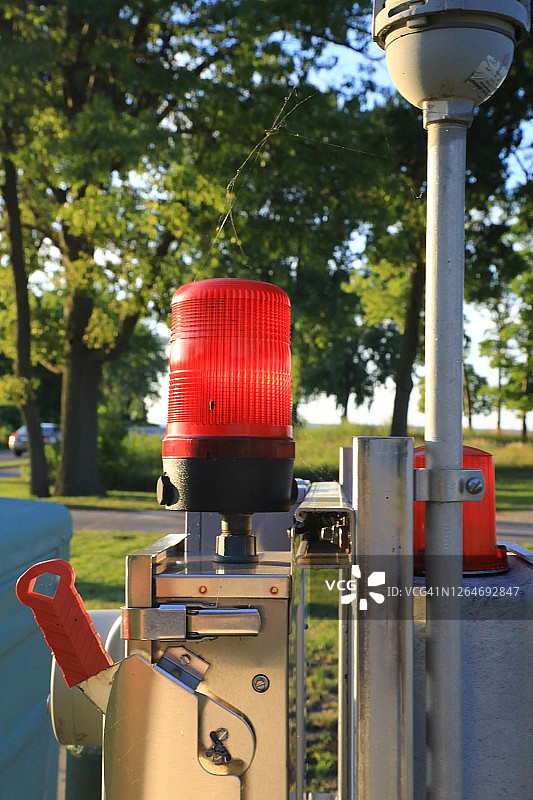 带有红色频闪灯的地下化粪池控制单元图片素材