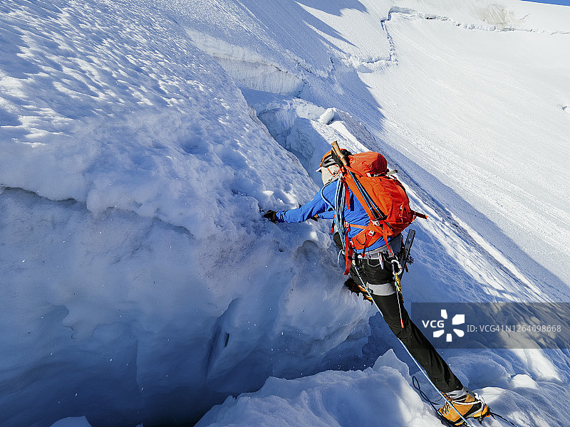 登山者穿越阿萨巴斯卡山上的巨大冰隙图片素材