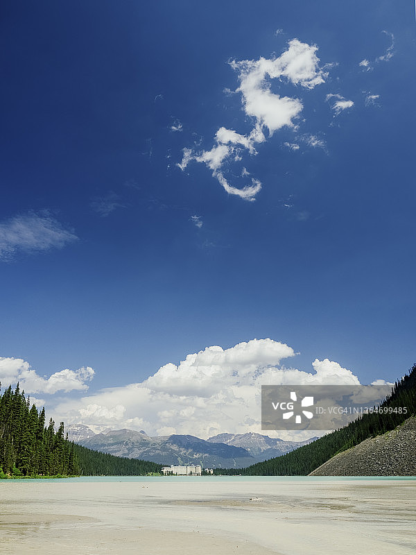 路易斯湖与背景中的费尔蒙路易斯湖城堡酒店图片素材