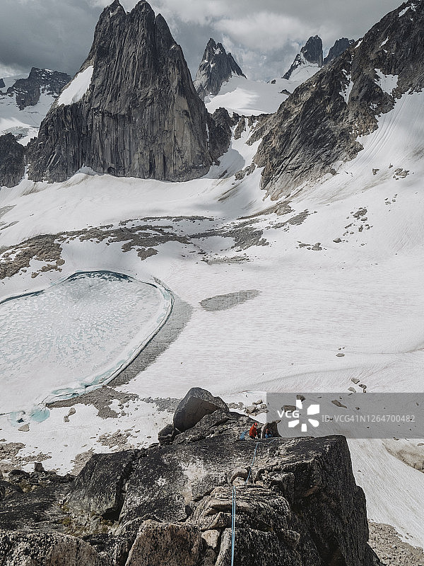 俯视布加布山脉新月塔上的两名登山者图片素材