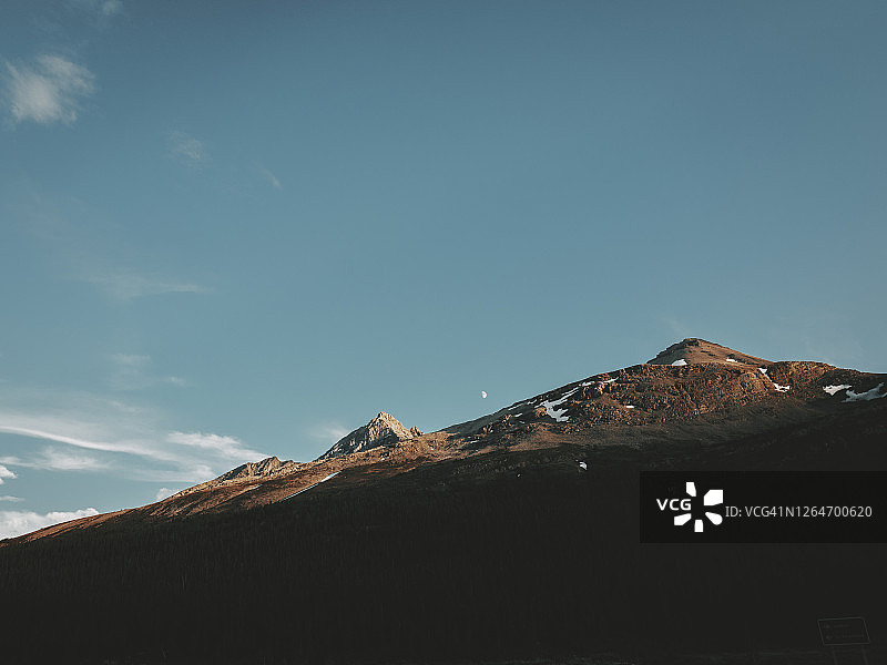 冰原大道附近山脊的金色霞光图片素材