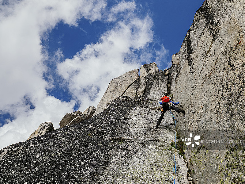 仰望攀岩者攀登布加布山脉新月塔图片素材