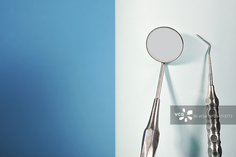 牙科用反射镜和镊子图片素材