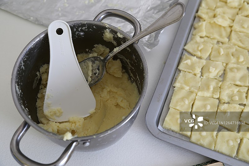 罗马式面疙瘩制作过程图片素材