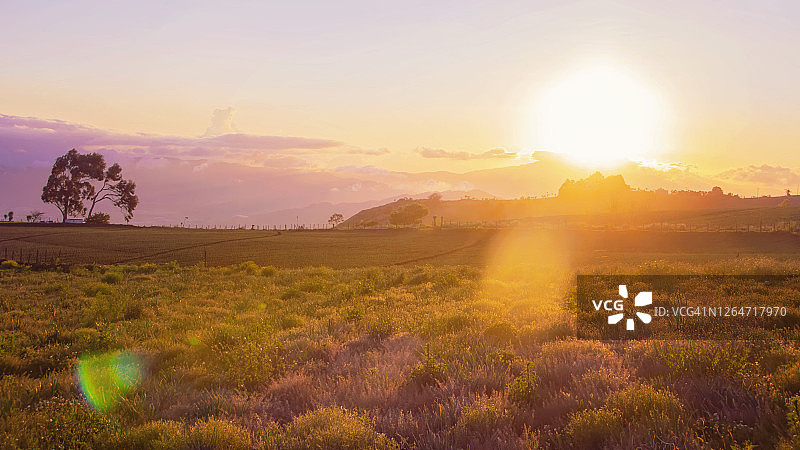 山脉草原上的朦胧阳光图片素材