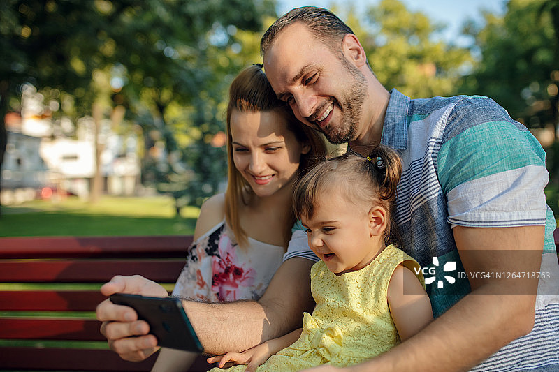 一家人在公园里自拍图片素材