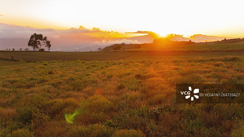 山脉草原上的朦胧阳光图片素材