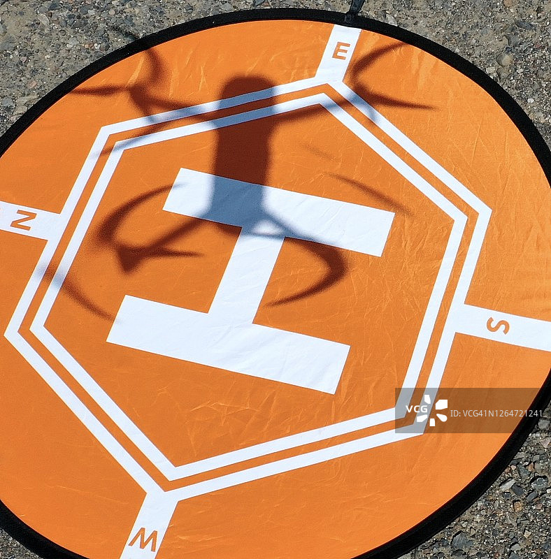 空中飞行的无人机图片素材