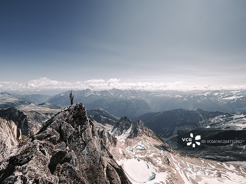 女攀岩者站在布加布尖顶上图片素材
