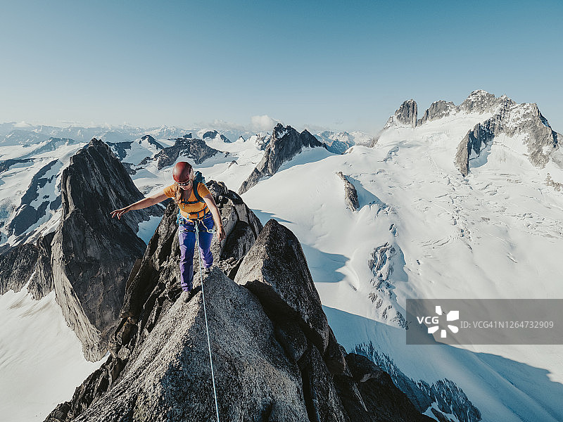 女攀岩者攀登布加布尖顶冰川之上的刀刃山脊图片素材