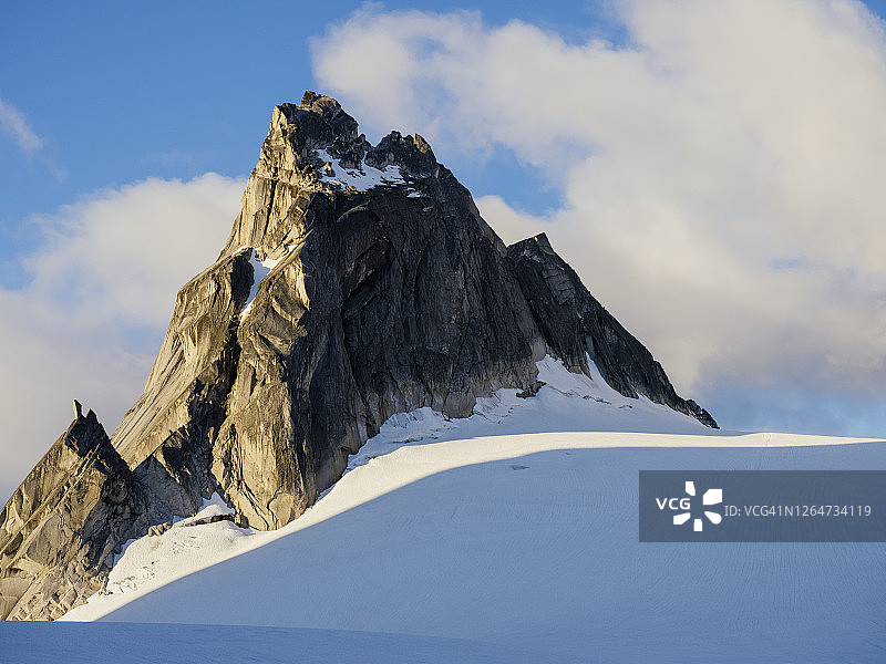 清晨阳光下，天空略带云彩的鸽子尖峰图片素材