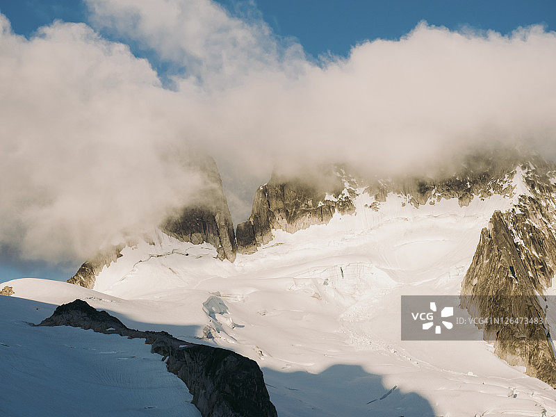 不列颠哥伦比亚省布加布山脉日出时被云雾环绕的豪瑟塔图片素材