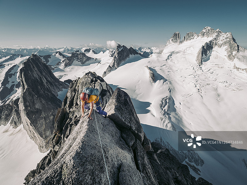 女攀岩者攀登布加布尖顶冰川之上的刀刃山脊图片素材