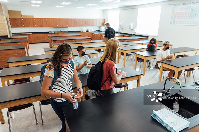 新冠疫情期间在学校的高中生图片素材